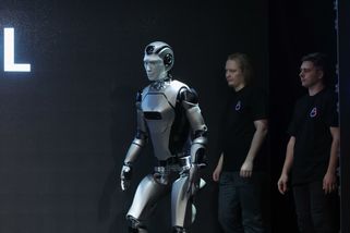 Ruský trapas: Robot chodil jako opilý, pak se skácel k zemi. Videu se smějí i v Moskvě