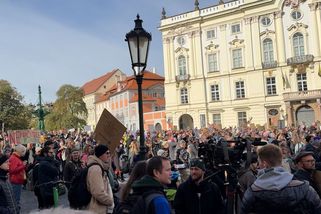 Na Hradčanském náměstí se demonstrovalo proti jmenování Macinky ministrem životního prostředí - Novinky