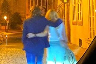 Autentické foto: Pavel Nedvěd byl v noci zachycen na procházce s neznámou ženou v intimním objetí