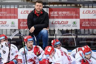 Třinec vyvíjí tlak na rozhodčí! hřímá Rulík. A co hráči, kteří furt jezdí za sudími? vrací úder Varaďa - Sport.cz