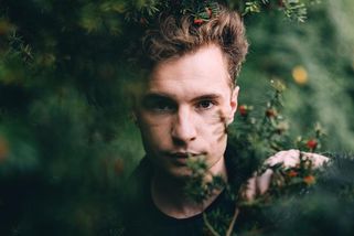 „Hezký nohy, v kolik otvíraj?“ Oskar Hes otevřeně o nahotě a první puse na jevišti