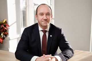 Benzin levnější nebude, zastropování je chyba. Eko...