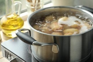 Chyby při vaření brambor, kvůli kterým jíte nevábnou „vatu“. Skoro nikdo je neumí vařit správně