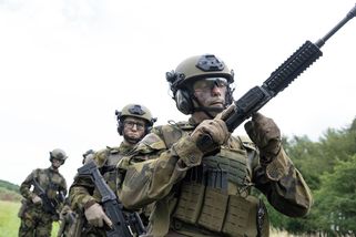 Ostrá střelba i granáty. Studenti mají rekordní zájem o vojenský výcvik - Seznam Zprávy