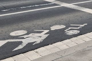 Nebezpečné a chaotické. Policie chce po smrti cyklisty v Praze změnu dopravního značení - Novinky