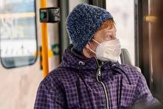 Kde ode dneška musíte mít nově respirátor. V práci je jedna výjimka - Seznam Zprávy