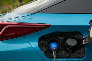 „A ono se to dá dobíjet?“ Majitelé některých plug-in hybridů ani nevybalili nabíjecí kabel