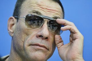 Jean-Claude Van Damme čelí velkému skandálu. Měl přijmout darem pět rumunských žen - Novinky