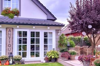 Vymazlené bydlení floristy z Atelieru Můj Domov: V zahradě nechybí jezírko s kapry ani vířivka! - Proženy.cz