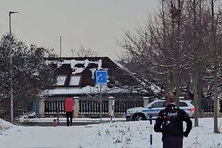 Motor pořád běží, denně. Nastartované policejní auto u Okamurova „hradu“ dráždí okolí | Novinky.cz: Domácí