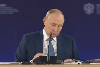 Napuchlému Putinovi došel dech. Pořád se olizoval a usínal před kamerami