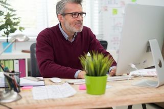 Přijali do kanceláře chlápka nad 50 let. Potom se pracovní morálka změnila - Médium.cz