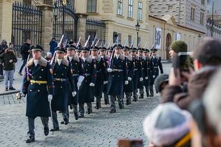 PODÍVEJTE SE: Na znamení solidarity zavlála na Pražském hradě vlajka Ukrajiny