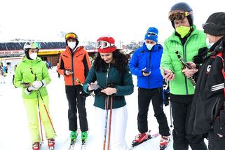 Evropa zpřísňuje. Bez očkování ani do MHD nebo na lyže - Novinky