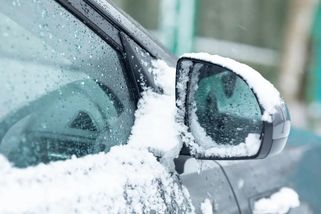 Tlačítko na rychlé rozmrazení zrcátek v autě většina lidí nezná. Přitom se montuje do většiny modelů už 20 let - MotorGuru.cz