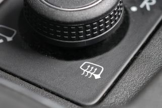 Zapomenuté funkce našich aut. Vyhřívání zrcátek je standardem, o jehož zapínání řidiči často neví