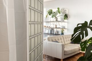 Pryč s umakartem. Rekonstrukce bydlení v paneláku pro mladý pár | EARCH.cz