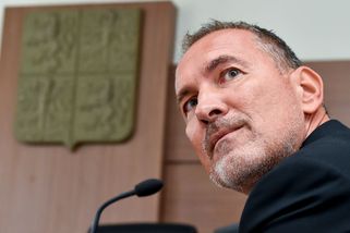 Žena šéfa špionů poskytovala ochranu před odposlechy. S odsouzeným za úniky z policie