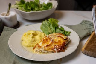 Jak připravit farářské řízky? Zapečené s cibulkou a sýrem chutnají neodolatelně