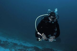 Nůž v srdci pod neporušeným neoprenem: Záhada smrti českého potápěče, která šokovala Jadran - Médium.cz