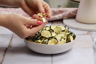 Nemáte-li sušičku na ovoce, nevadí. Zeleninu můžete usušit i v troubě | Toprecepty