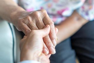 Pravdivé příběhy: Tchyně mě celé roky nesnášela a ponižovala. Teď jsem jediná, kdo jí utírá slzy