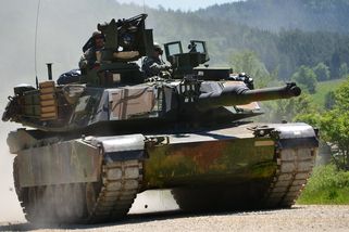 3 000 nevyužitých tanků M1 Abrams stojí ve skladech USA, na Ukrajinu se ale jen tak nedostanou; jsou náročné a neměl by je kdo ovládat