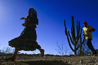 V sandálech a s holí v ruce vyhrála ultramaraton. Žena z národa Tarahumarů šokovala svět - Novinky