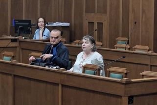 Slezly jí vlasy, byla prolezlá parazity. Za vraždu svěřené osoby si asistentka odpyká 15 let - Novinky