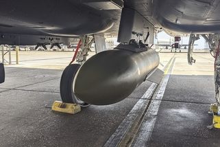 Video: Amerika shodila zcela nové bomby na íránský podzemní sklad balistických raket. Provrtají až 46 metrů