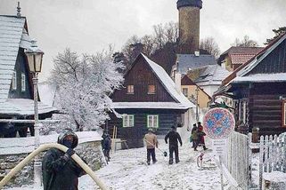 OBRAZEM: Štramberk obsadili filmaři. Takhle zasypali město umělým sněhem