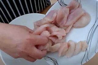 Trik Číňanů, jak dosáhnout měkkého a šťavnatého masa při smažení, pečení i grilování: K „sametování“ je potřeba jen 1 ingredience