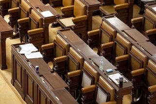 Sněmovna a Senát si finančně polepší, prezident ostrouhá - Novinky