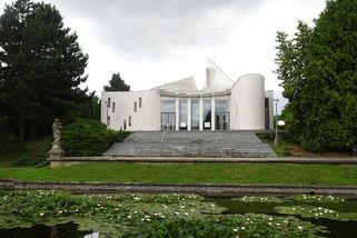 Kostel v Senetářově byl postavený v době normalizace. Jeho otevření připomínalo vojenské manévry - Médium.cz