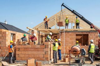 Polovina dělníků ve stavebnictví už jsou Ukrajinci. Každý Čech z nich ročně inkasuje 1000 Kč