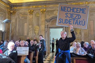 Nechceme sjezd Sudeťáků. Na zastupitelstvu Brna protestovaly desítky lidí s transparenty - Novinky