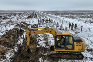 Betonové zuby a ostnatý drát: Jak Ukrajina mění frontu v past