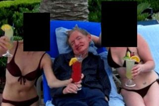 Snímek Hawkinga s dívkami v bikinách obletěl internet. Byly to asistentky, vysvětluje rodina