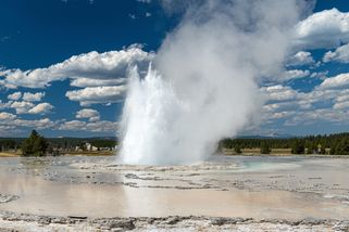 Největší kyselý gejzír na světě vybuchl v Yellowstonu po letech mlčení: Jeho návrat vyvolává obavy, že je na řadě supervulkán