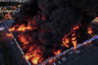 „Požár se rozšířil nezvykle rychle.“ Plameny pohltily obchodní centrum ve Varšavě - Novinky