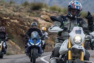 Prezident Pavel zdraví ze své motorky! Takto vypadá má luxusní dovolená, směje se pod vousy - Garáž.cz