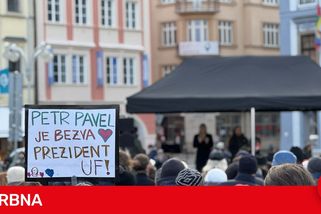 Příznivci prezidenta zaplnili budějovické náměstí. Podporu přišly vyjádřit stovky lidí