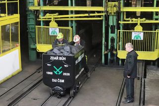 Horníci se rozloučili s černým uhlím. Tekly slzy a prezidenta vypískali