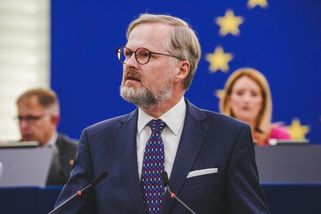 Dřív patřil na Západ, teď mlčí jako hrob. Rozklad Fialovy politiky