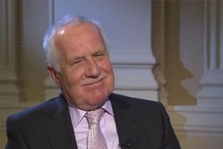 Klaus se pokouší zbavit odpovědnosti za to, jak na...