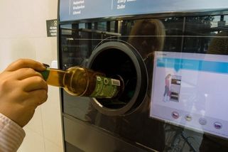 „Tohle může zkusit kdokoliv.“ Videa s lahvemi děsí rodiče i odborníky