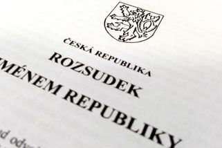 Za jízdu v tričku s nápisem Ku Klux Klan dostal motorkář v Plzni trest - Novinky
