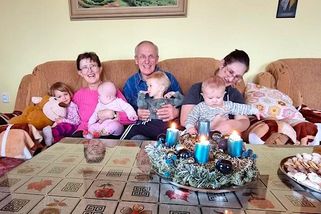 To jsou požehnané Vánoce! Pěstouni už vychovali dvanáct dětí