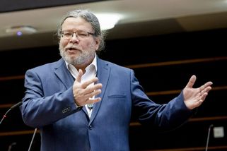 Vondra se pustil do Babiše. Měl by se i s obytňáke...