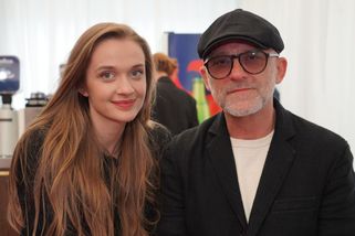 Hynek Čermák je po boku mladší partnerky jako jiný člověk. Zktrátil vousy a omládl o deset let - Médium.cz